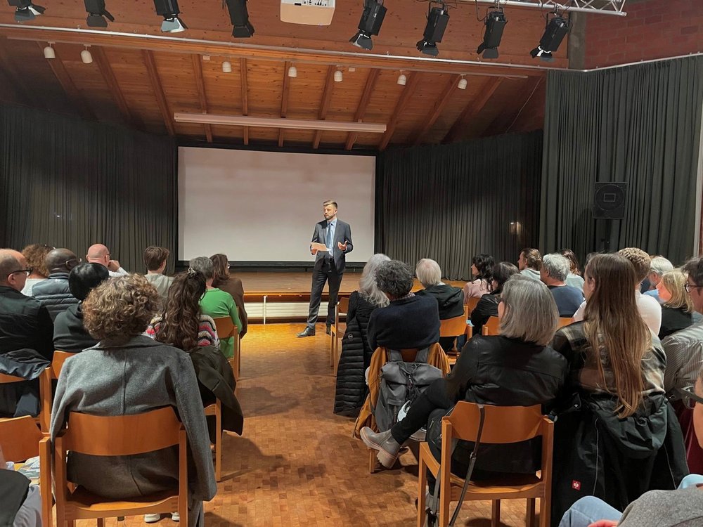 Photo of Deputy Consul General Reen speaking at IGS Landau