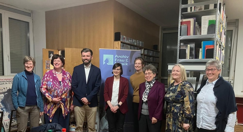 Photo of Deputy Consul General Reen at Archiv Frau und Musik