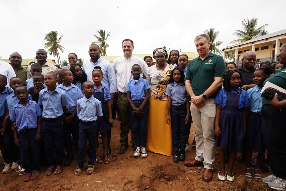 Minister Neale Richmond and Ambassador Patrick Empey at Junho Primary School in the province of Inhambane.