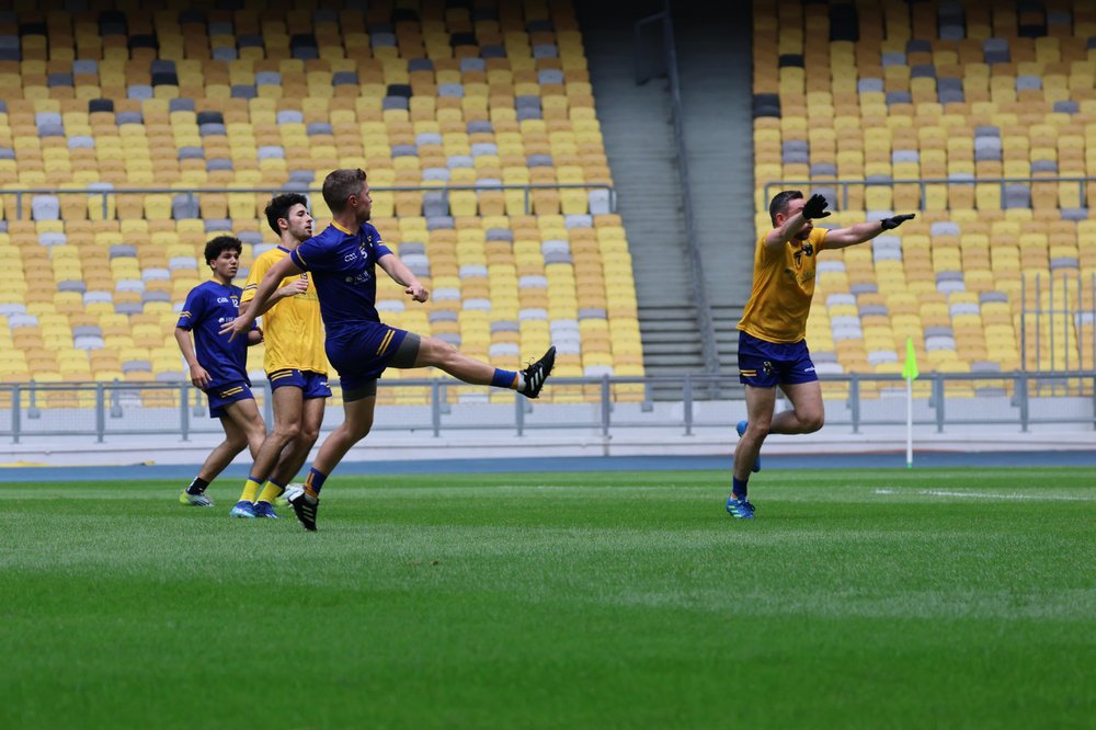 Orang Eire mens team dives for the ball