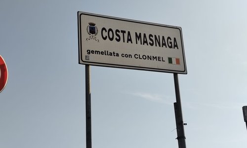 A sign reading 'Costa Masnaga' and the Irish flag and text reading 'gemellata con Clonmel'
