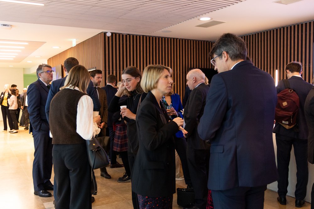 Crowd mingling