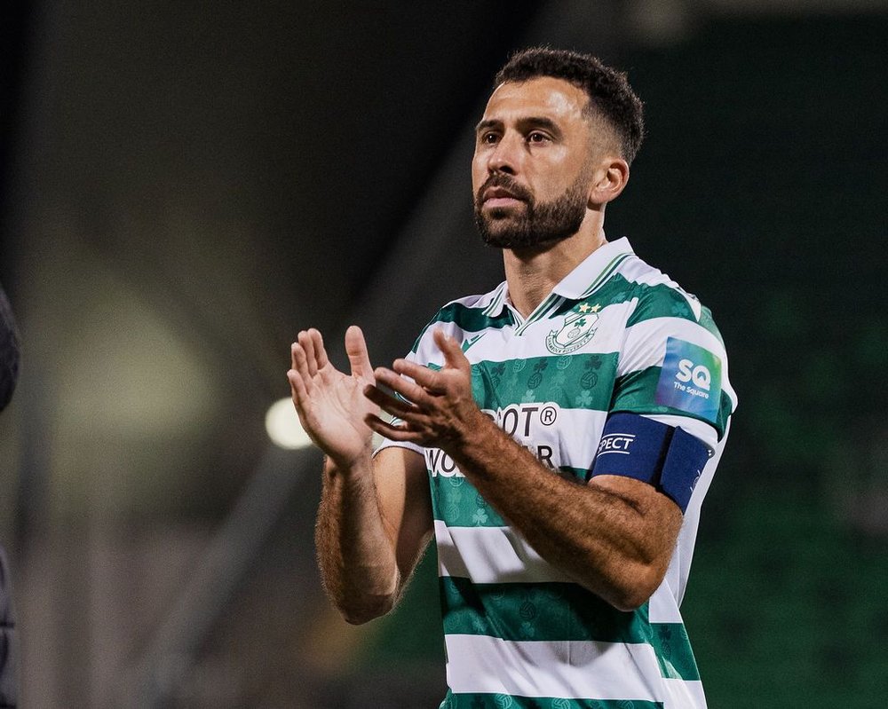 Roberto Lopes clapping on a football pitch