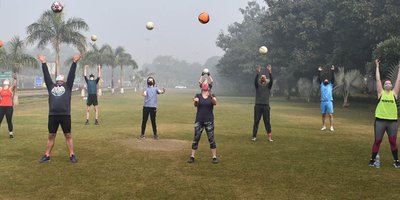 Eine Gruppe Menschen spielen GAA (gälisches Fuβball) in Indien