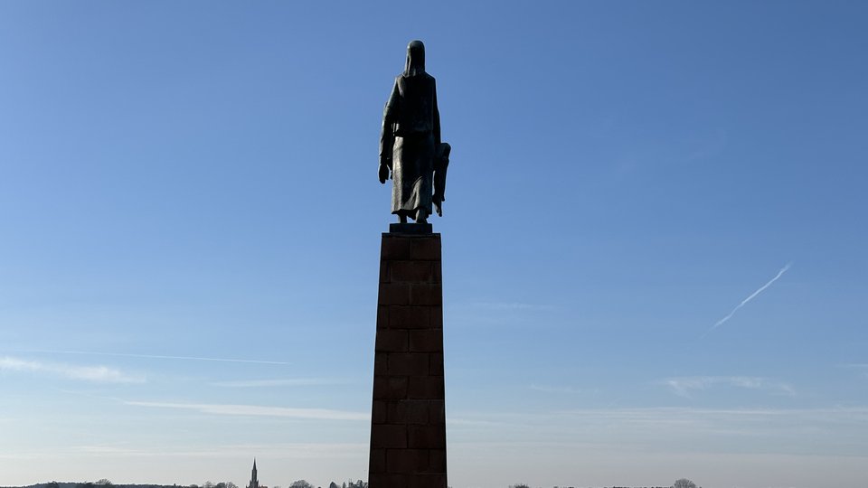 Die Tragende Burdened Woman sculpture