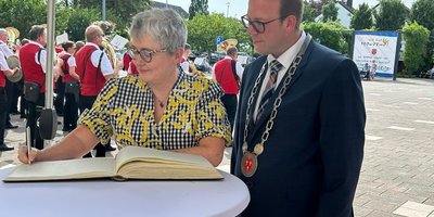 2025.07.19 Amb Collins in Bad Lippspringe_Schuetzenfest_signing Golden Book