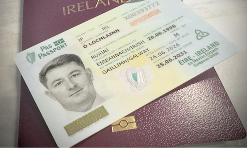 An illustration showing an acceptable size for a passport photo.