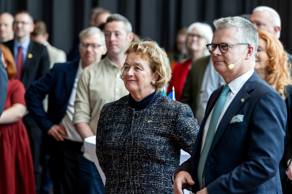 Ambassador Barbara Jones stands with Honorary Consul Niclas Mårtensson amongst the audience.