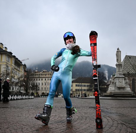 Anabelle Zurbay posing with his skis in Italy