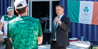 Le ministre Neale Richmond s'entretient avec deux voiliers de l'équipe d'Irlande à Marseille.