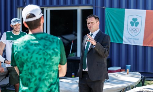Le ministre Neale Richmond s'entretient avec deux voiliers de l'équipe d'Irlande à Marseille.