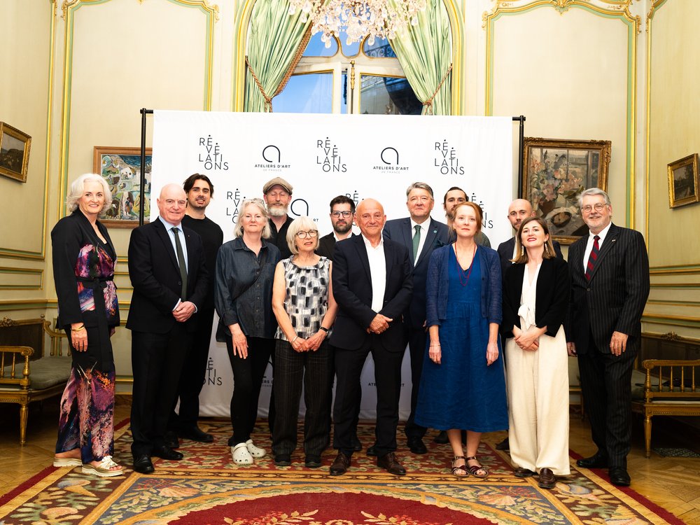 Image de groupe des participants à l'ambassade