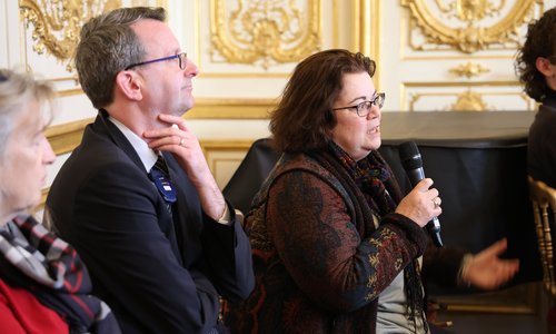 Une femme parlant dans un micro