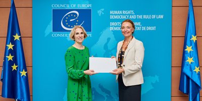 caitriona doyle receiving a cert