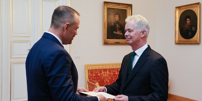 Ambassador Conlon presents his credentials to President Nawrocki
