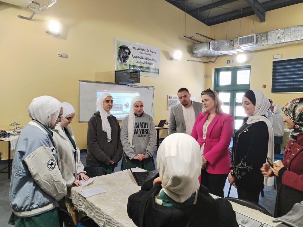 Ambassador meeting with students