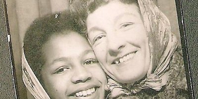 A photobooth image of a mother and daughter