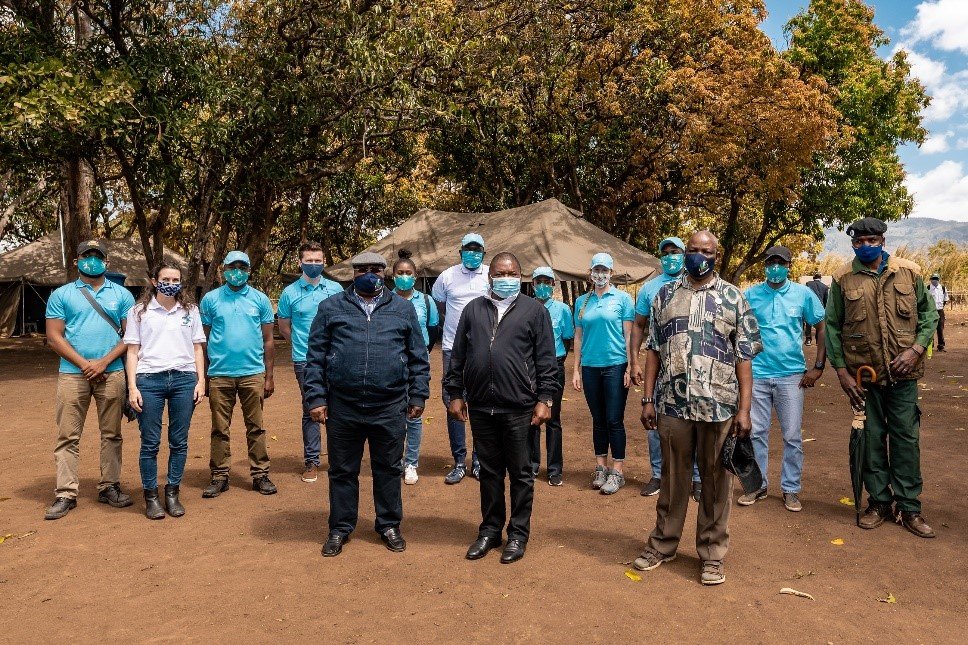 Peace Process Secretariat staff walking with Mozambique President Filipe Nyusi and RENAMO leader Ossufo Momade
