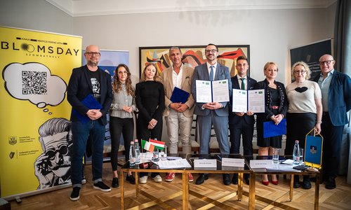 Group photo of presenters at a press conference launching agreement