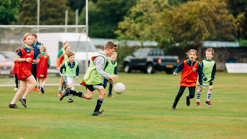 children playing Gaelic football