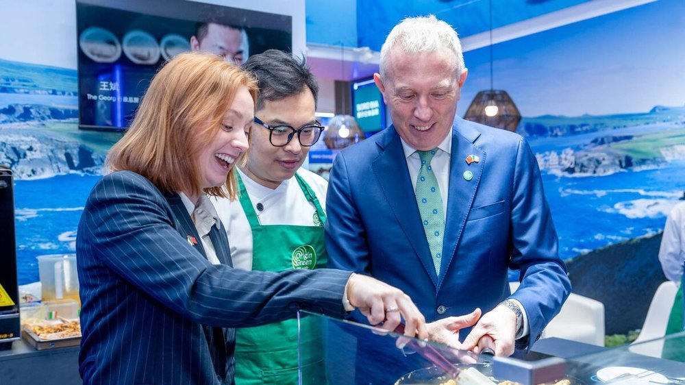 Bord Bia China manager, Sinéad Kennedy (left) and minister Timmy Dooley (right) at the China Fisheries and Seafood Expo 2025, Asia’s premier seafood trade event.