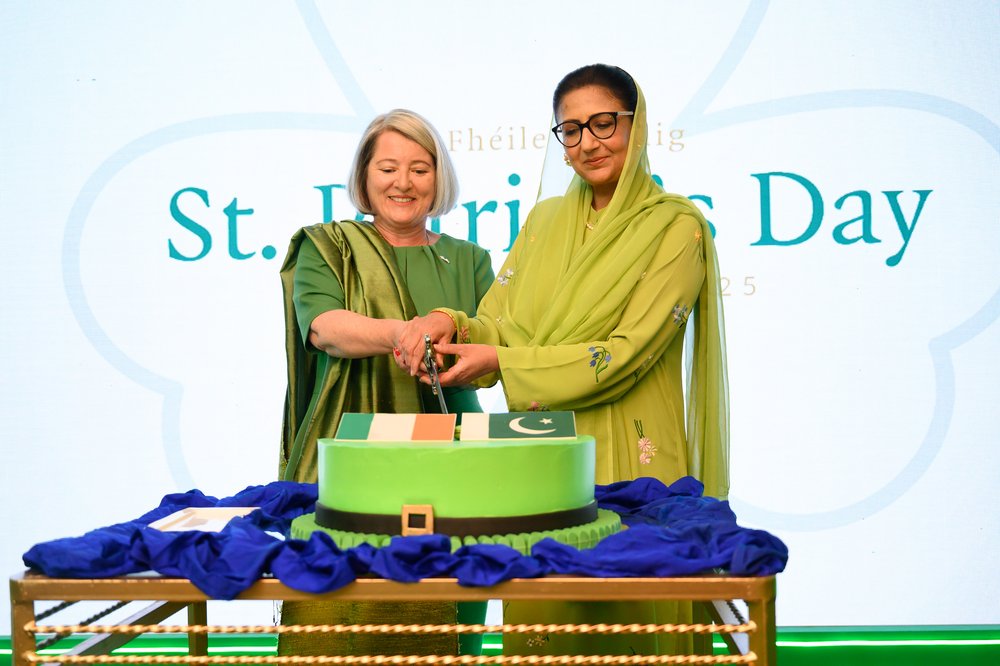 Ambassador O’Neill and Minister of State for Climate Change, Shezra Mansab Ali Khan Kharal, perform the cake cutting at the inaugural Embassy St. Patrick’s Day event in Islamabad in April 2025