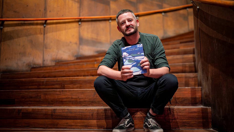 David Nash Irish/Chilean poet and artist sitting on stairs