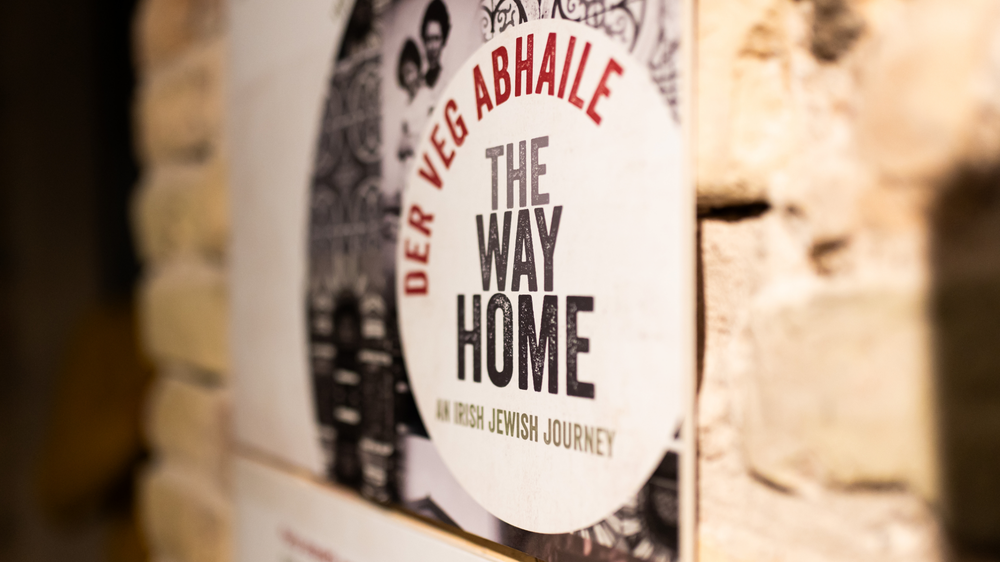 A sign reading Der Veg Abhaile - The Way Home