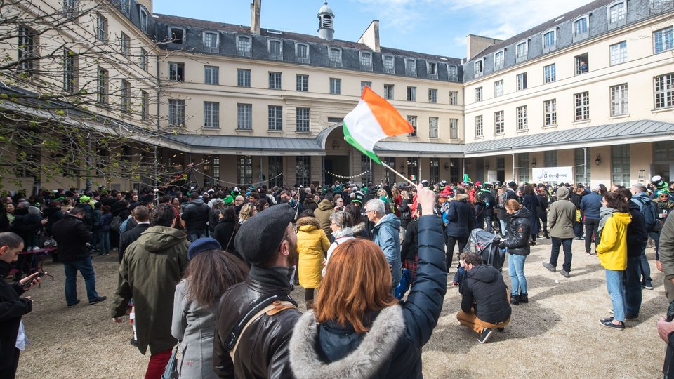 A crowd gathered in the courtyard of the Centre Culturel Irlandais
