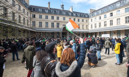 A crowd gathered in the courtyard of the Centre Culturel Irlandais