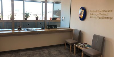 Waiting room of the Embassy with blue escutcheon with gold harp.