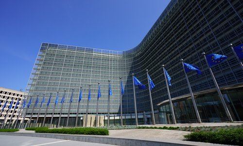 Bratacha AE os comhair chúlra an Choimisiúin Eorpaigh sa Bhruiséil