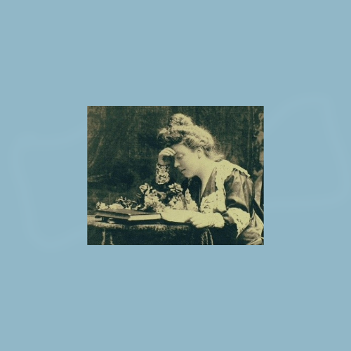 Image of Hannah Lynch reading a book
