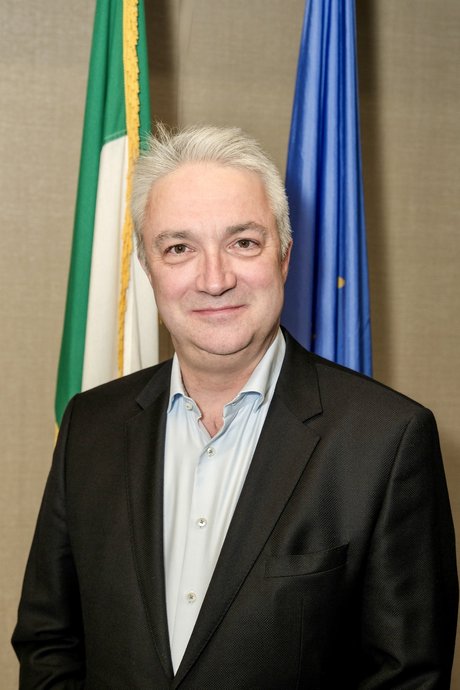 CG Gerald Angley infront of New York City and EU flags