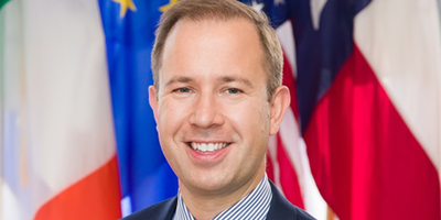 Headshot of Consul General Robert Hull