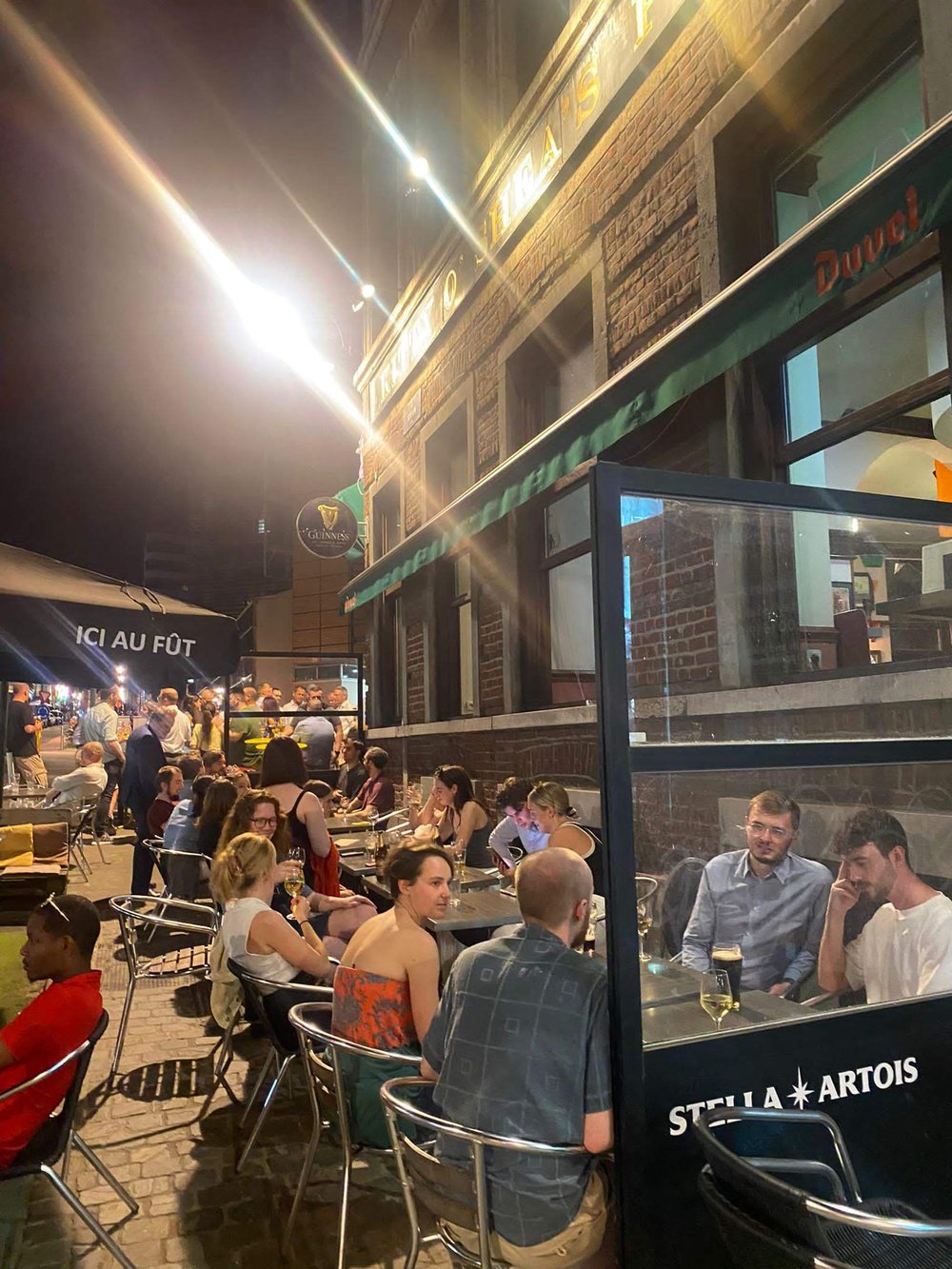 Group photo of pop up gaeltacht gathering at a pub