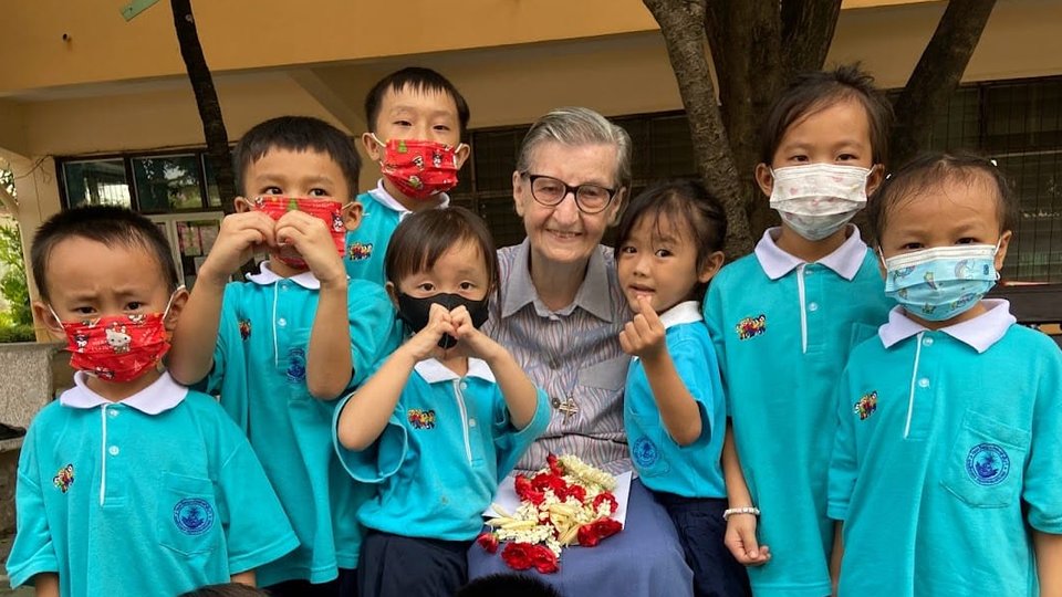 Sr Louise with refugee children from Cambodia and Vietnam.