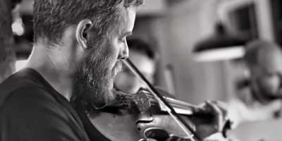 Black and white photo of male violinist