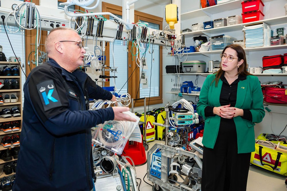 Minister Higgins stands with Dr Mikael Rolfs in the ECMO ward at Karolinska Institute. They are standing in a room full of emergency medical equipment.
