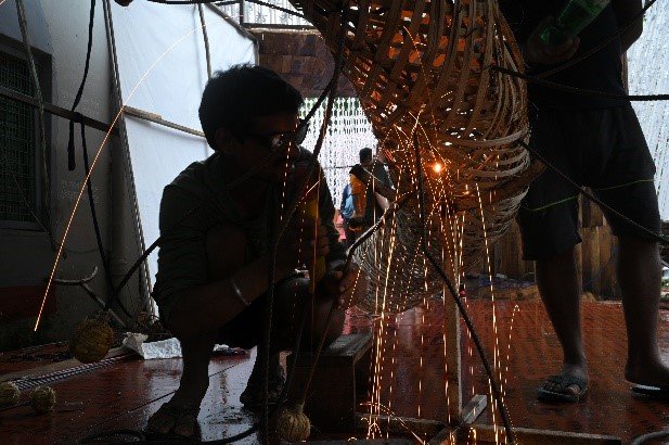 Irish and Indian artists making the pandal sculpture