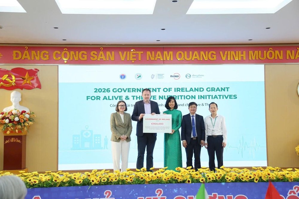Minister visit to Duc Giang Hospital, Hanoi