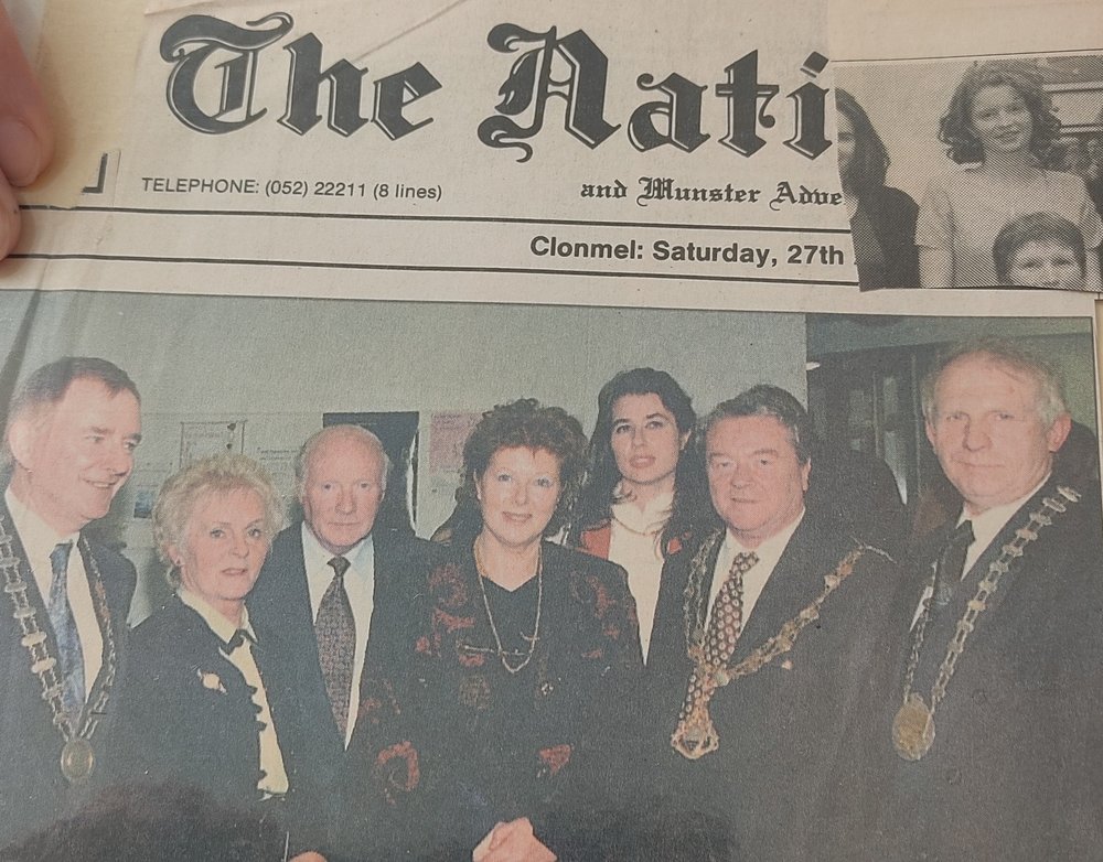 A news article with Monica Cullen del Bigio and group of Irish and Italian diaspora