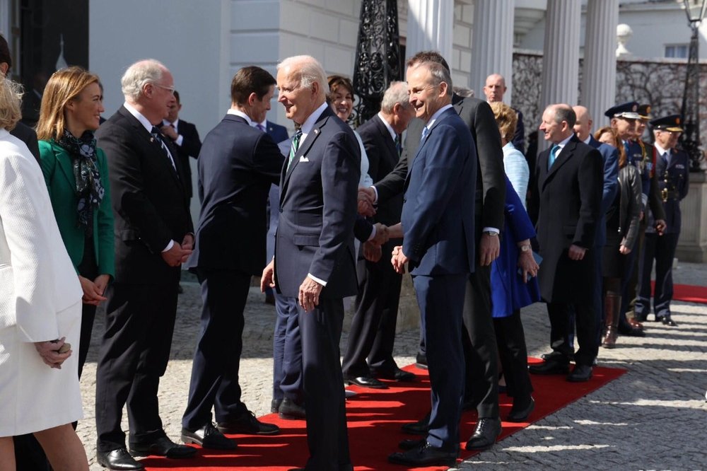 procession to meet and greet with the US president, two lines of people on a red carpet