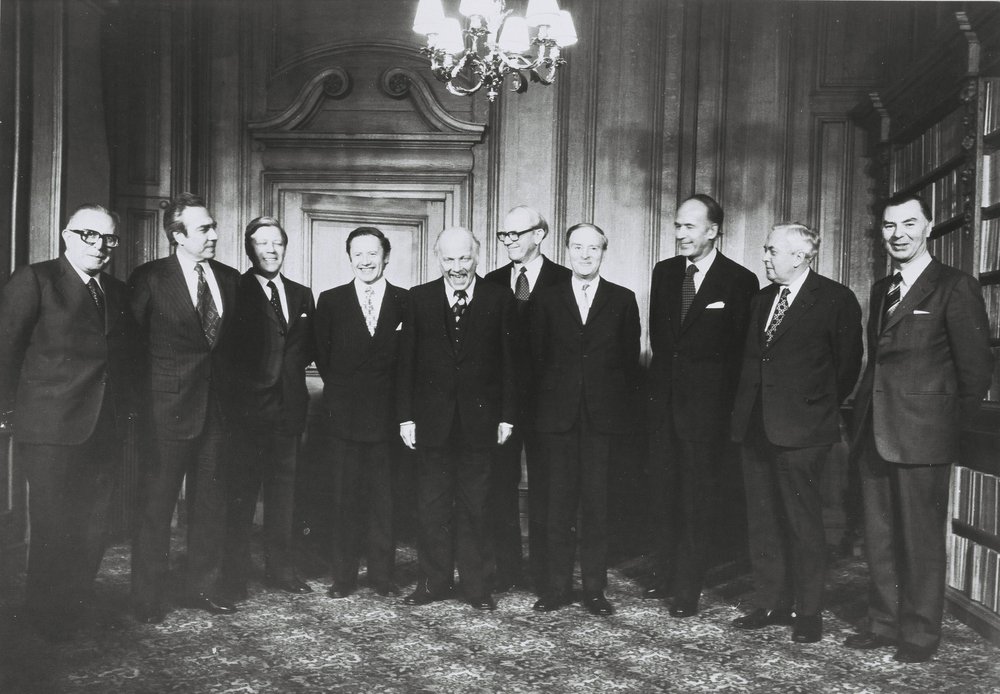 A group of Ministers standing for a photo at the Dublin European Council in 1975