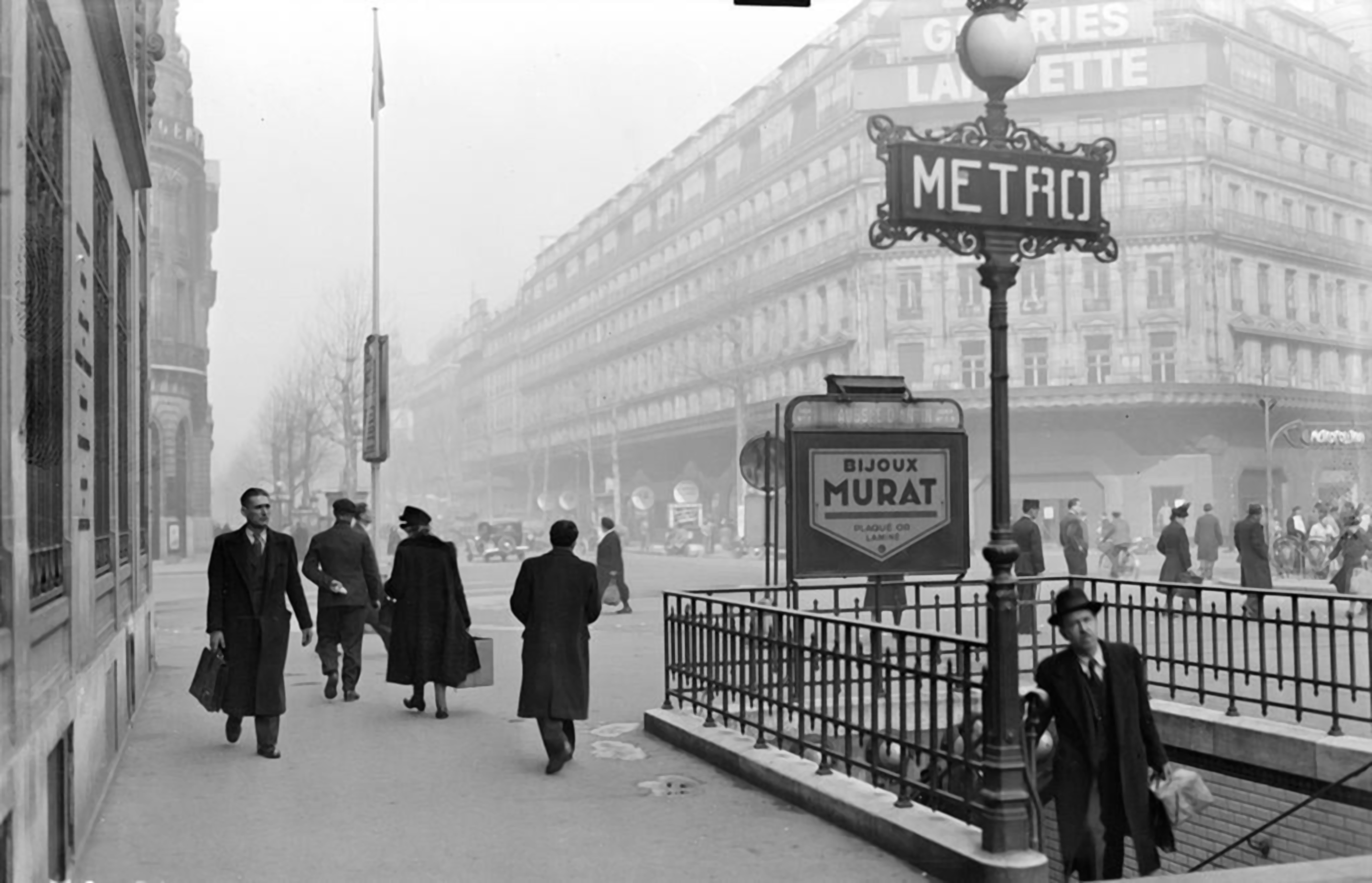 Black and white photo of Paris in 1922