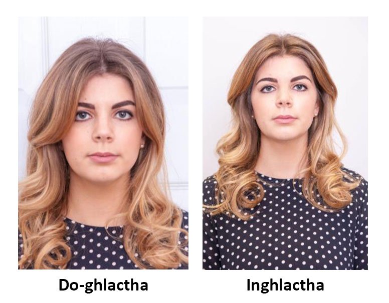 Seat cinn atá marcáilte 'do-ghlactha' le bean ina seasamh os comhair tíleanna bána. Seat cinn inghlactha le bean ina seasamh os comhair balla atá go hiomlán simplí.