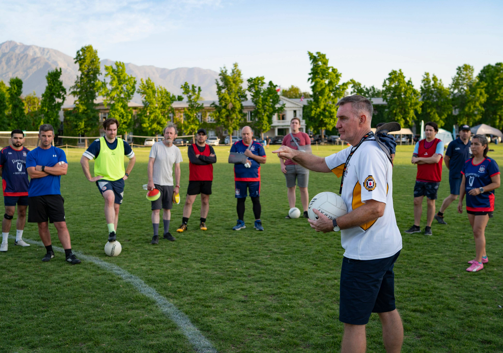 Roger Keenan leading a training drill with Los Andes de Santiago