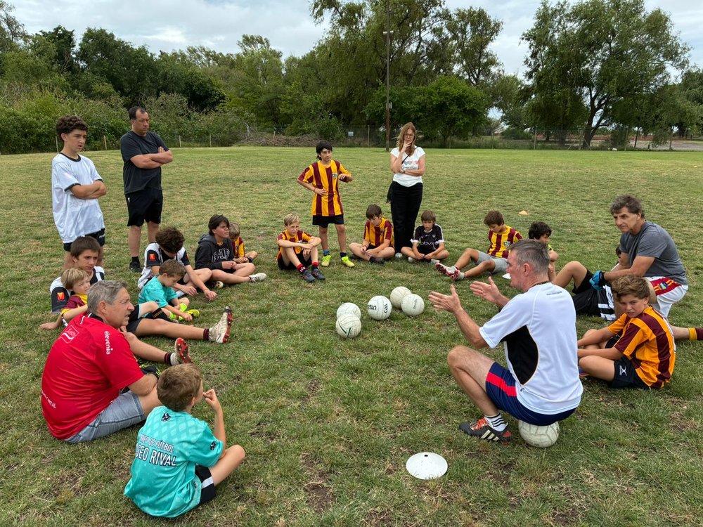 Roger Keenan giving tips to younger Gaelic Football players in Buenos Aires