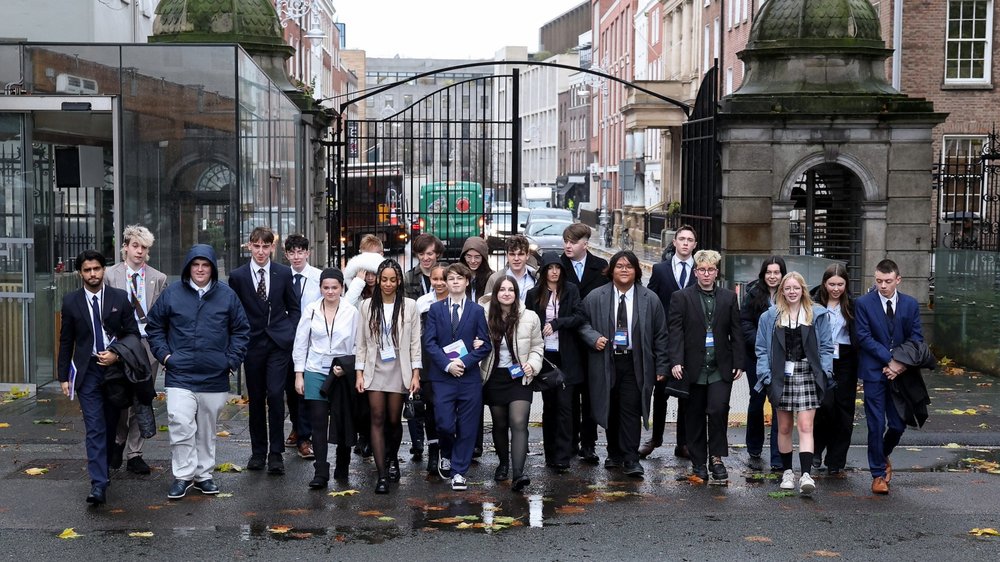 Members of Seanad na nÓg approaching Leinster House