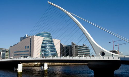 El puente Samuel Beckett en Dublín con el Centro de Convenciones al fondo